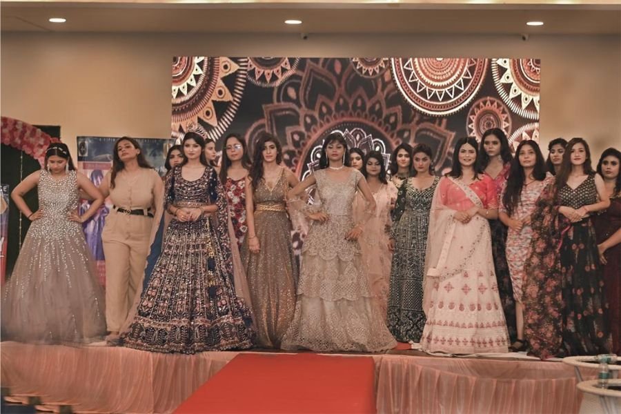 Indian Fashion Tour starts with Lucknow; more than 50 female models walk the ramp